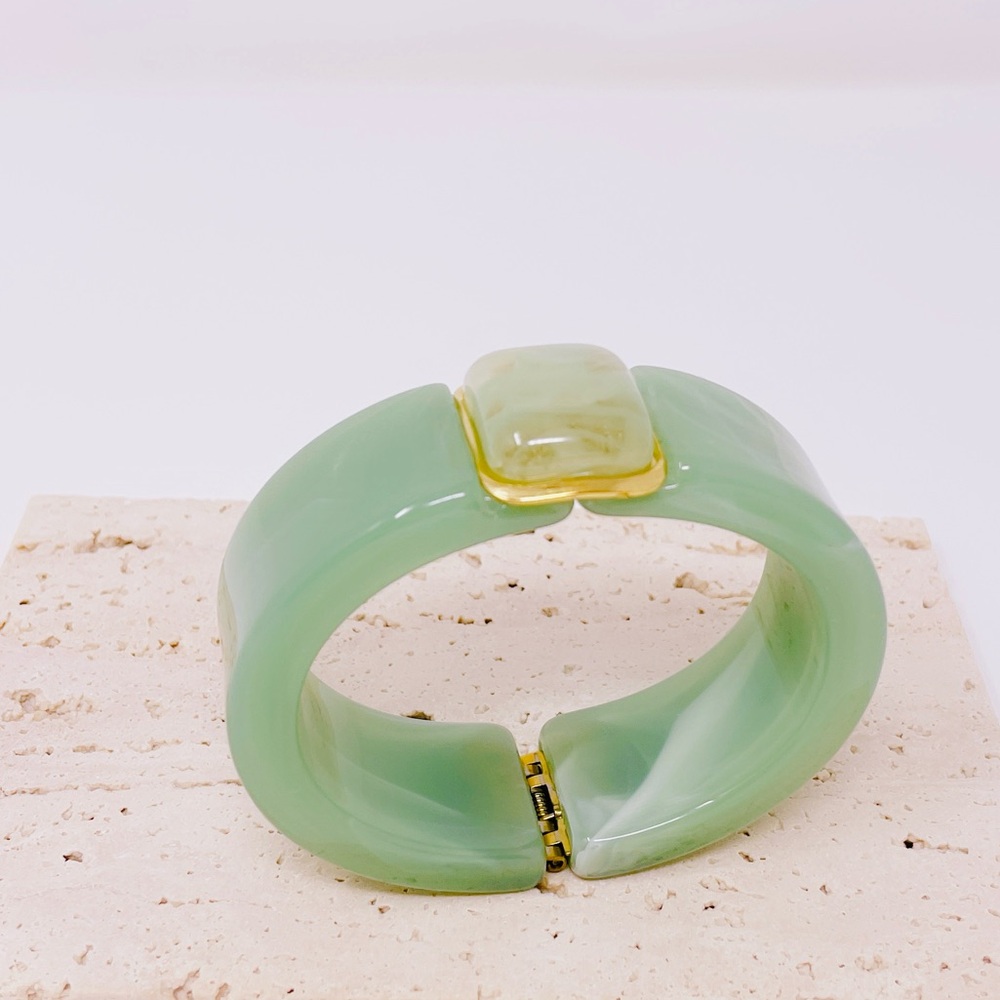 Elegant Green and Gold Women's Bracelet